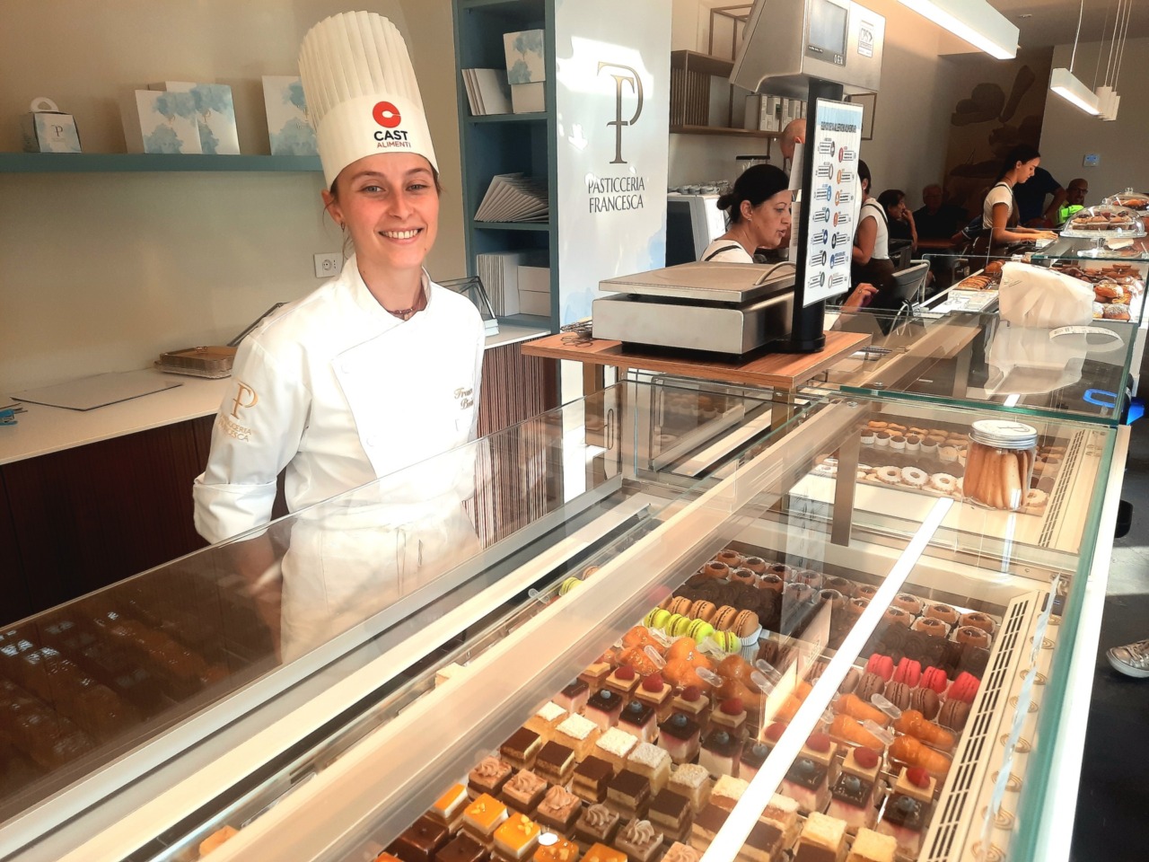Il dolce sogno di Francesca: a Gandino ha aperto la nuova pasticceria sul sagrato della Basilica