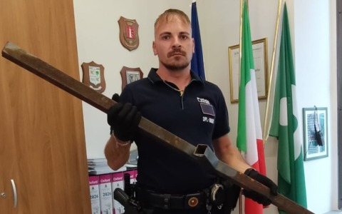 Peggio del Far West: a Romano minaccia il connazionale con una bottiglia, poi lo insegue con un palo di ferro
