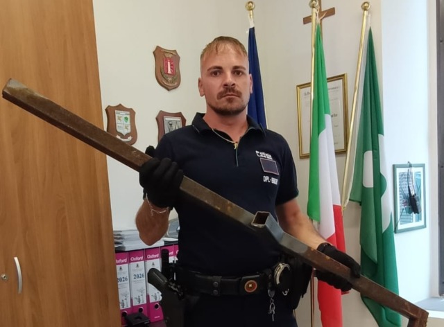Peggio del Far West: a Romano minaccia il connazionale con una bottiglia, poi lo insegue con un palo di ferro