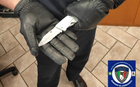 Prima il coltello, poi i martelli rubati: a Romano un pomeriggio di allarmi e denunce