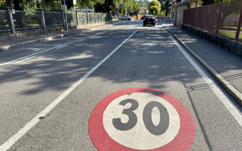 Scontro sulla Zona 30 (e la sicurezza stradale) a Mozzo: «La segnaletica è chiara?»