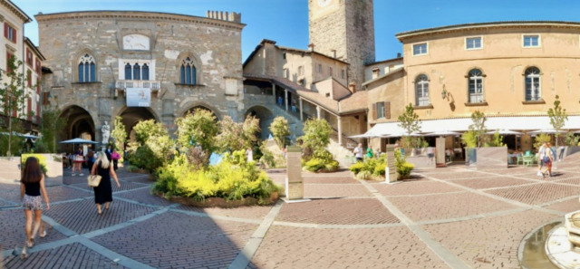 C’era una volta Piazza Vecchia verde, adesso invece al massimo è… verdina