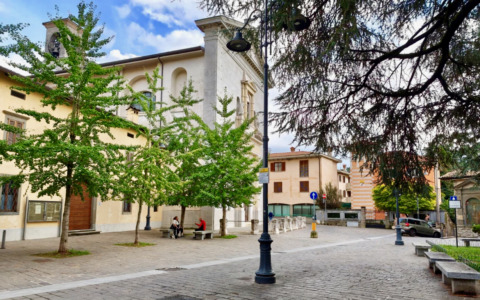 Schiamazzi, imprecazioni e frastuono di motorini in piazza Berizzi a Nese: «Insostenibile»
