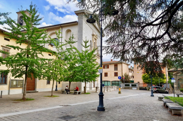 Schiamazzi, imprecazioni e frastuono di motorini in piazza Berizzi a Nese: «Insostenibile»