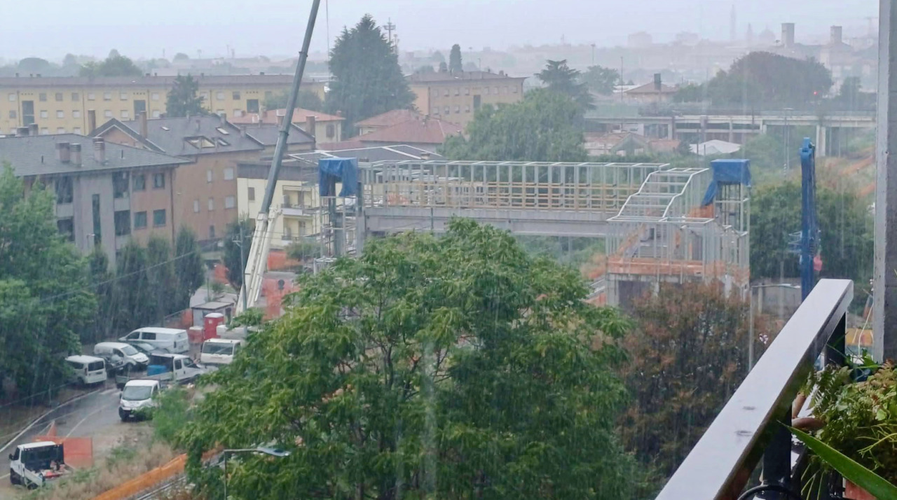 Lo sdegno dei residenti: «Evitate almeno di inaugurarla, la passerella di Boccaleone»