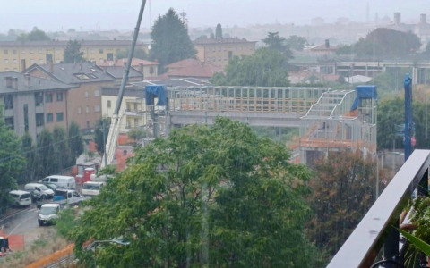Lo sdegno dei residenti: «Evitate almeno di inaugurarla, la passerella di Boccaleone»