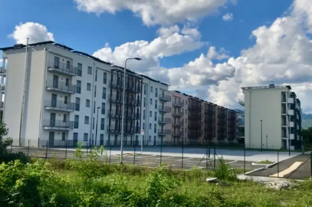 Protesta per la casa davanti al Comune di Seriate: «La crisi abitativa è strutturale»