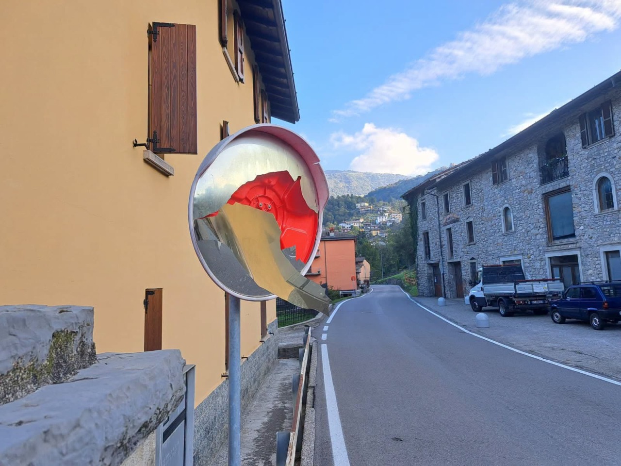 Vandalizzato specchio parabolico stradale a Sant’Omobono Terme