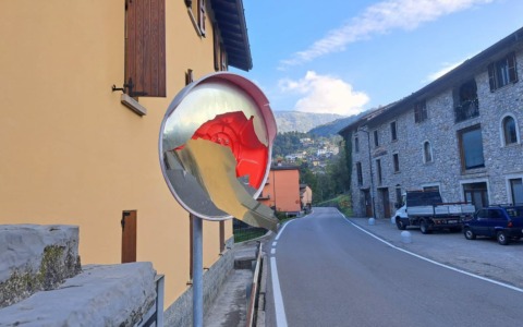 Vandalizzato specchio parabolico stradale a Sant’Omobono Terme