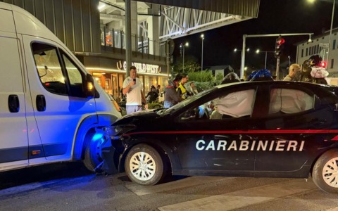 Dopo il gol, la fuga: inseguimento e schianto davanti alla Curva Nord