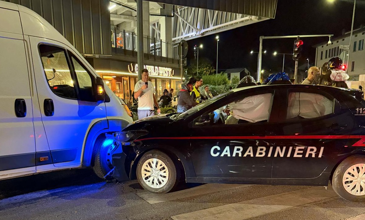 Dopo il gol, la fuga: inseguimento e schianto davanti alla Curva Nord