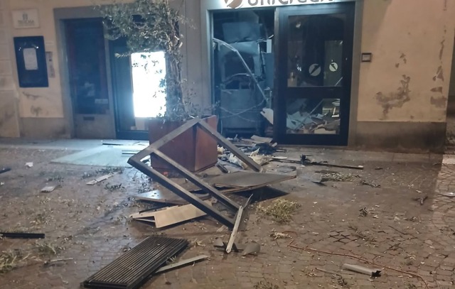 Esplosione nella notte in via Roma: assalto al bancomat nel cuore di Treviglio