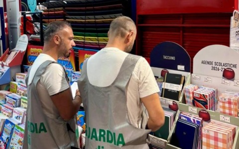 Astucci, penne e zaini potenzialmente pericolosi: circa 4 mila articoli sequestrati dai finanzieri di Bergamo