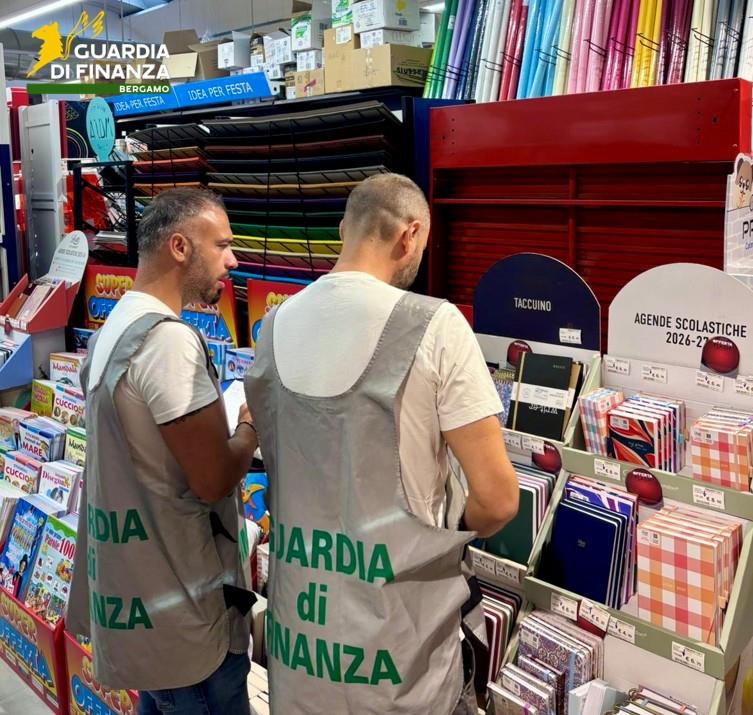 Astucci, penne e zaini potenzialmente pericolosi: circa 4 mila articoli sequestrati dai finanzieri di Bergamo
