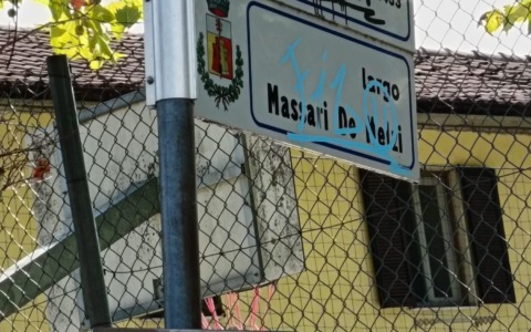 Due quattordicenni scoperti a imbrattare cartelli e specchi a Fara Gera d’Adda: ora dovranno ripulire