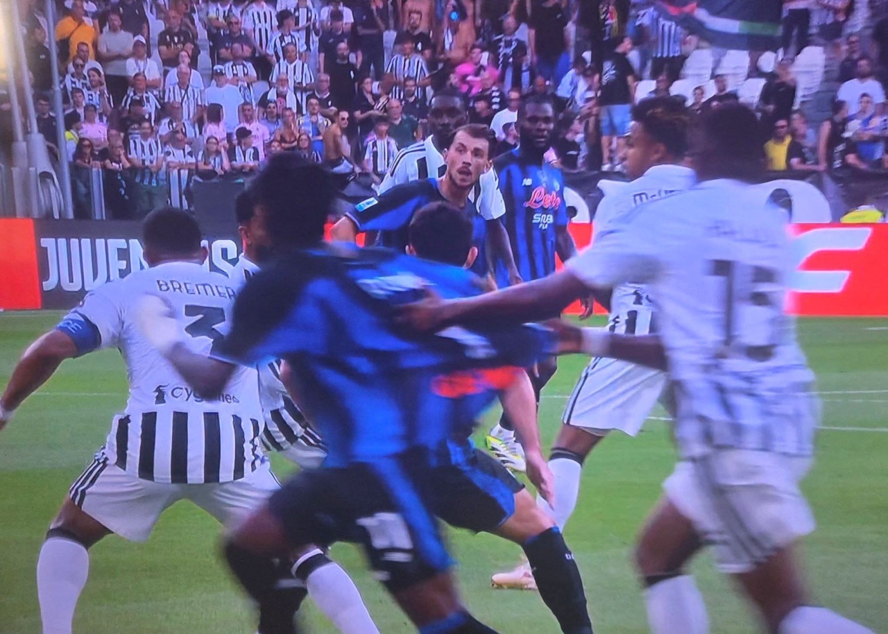 Il rigore non dato su Rowe è grave. Non per il risultato, ma per la direzione del calcio con il Var