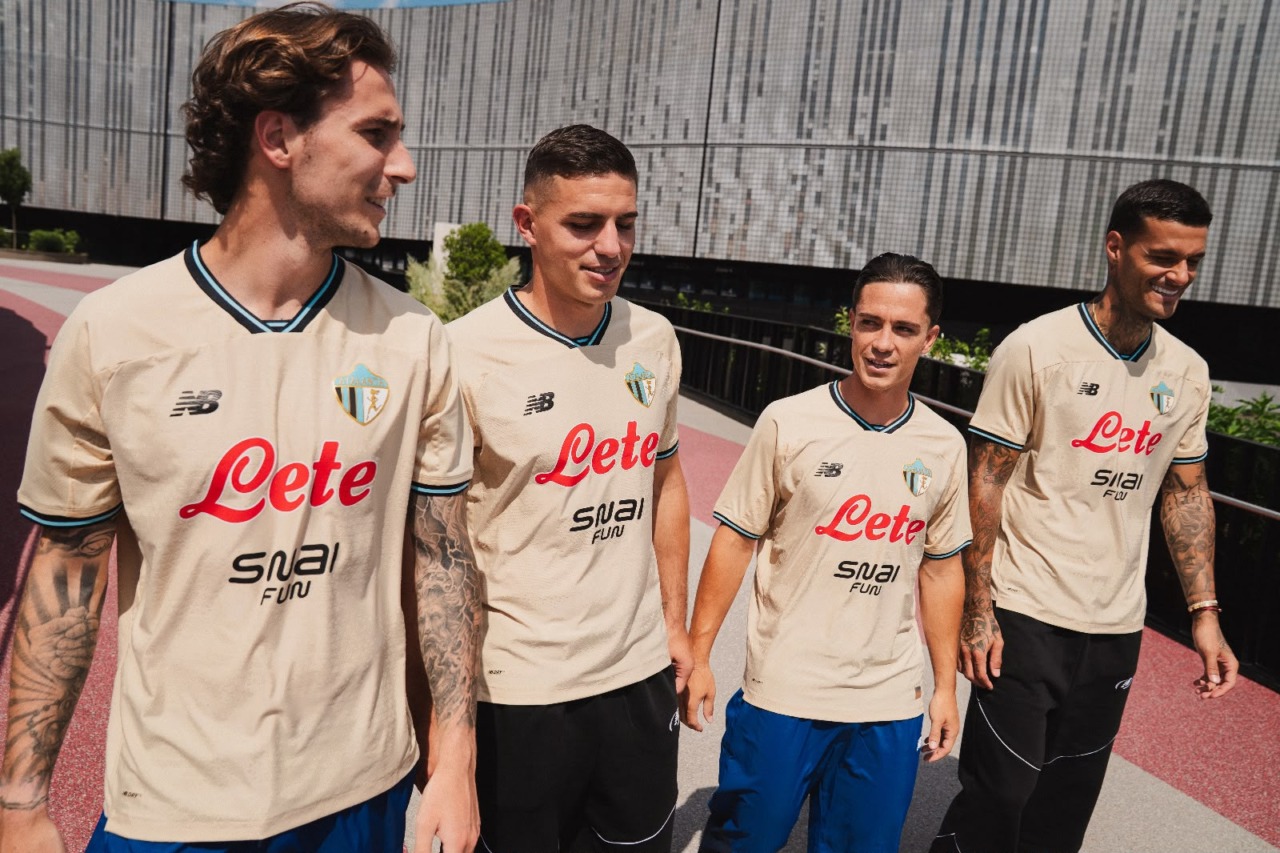 Presentata la terza maglia dell’Atalanta: beige caldo e stemma retrò sul cuore