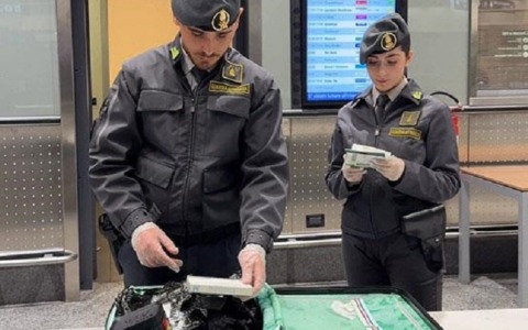 Portavano hashish dalla Spagna per distribuirlo anche in Bergamasca: tre arrestati dalle Fiamme Gialle di Varese