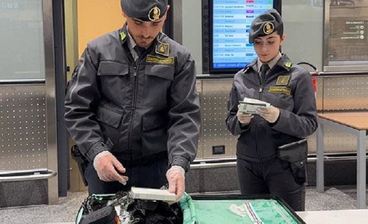 Portavano hashish dalla Spagna per distribuirlo anche in Bergamasca: tre arrestati dalle Fiamme Gialle di Varese
