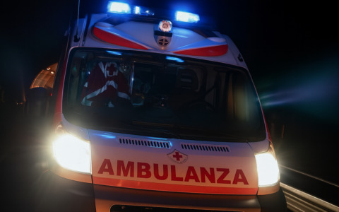 Perde il controllo della moto e si schianta contro un palo a Carvico: grave 21enne
