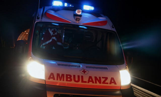 Perde il controllo della moto e si schianta contro un palo a Carvico: grave 21enne