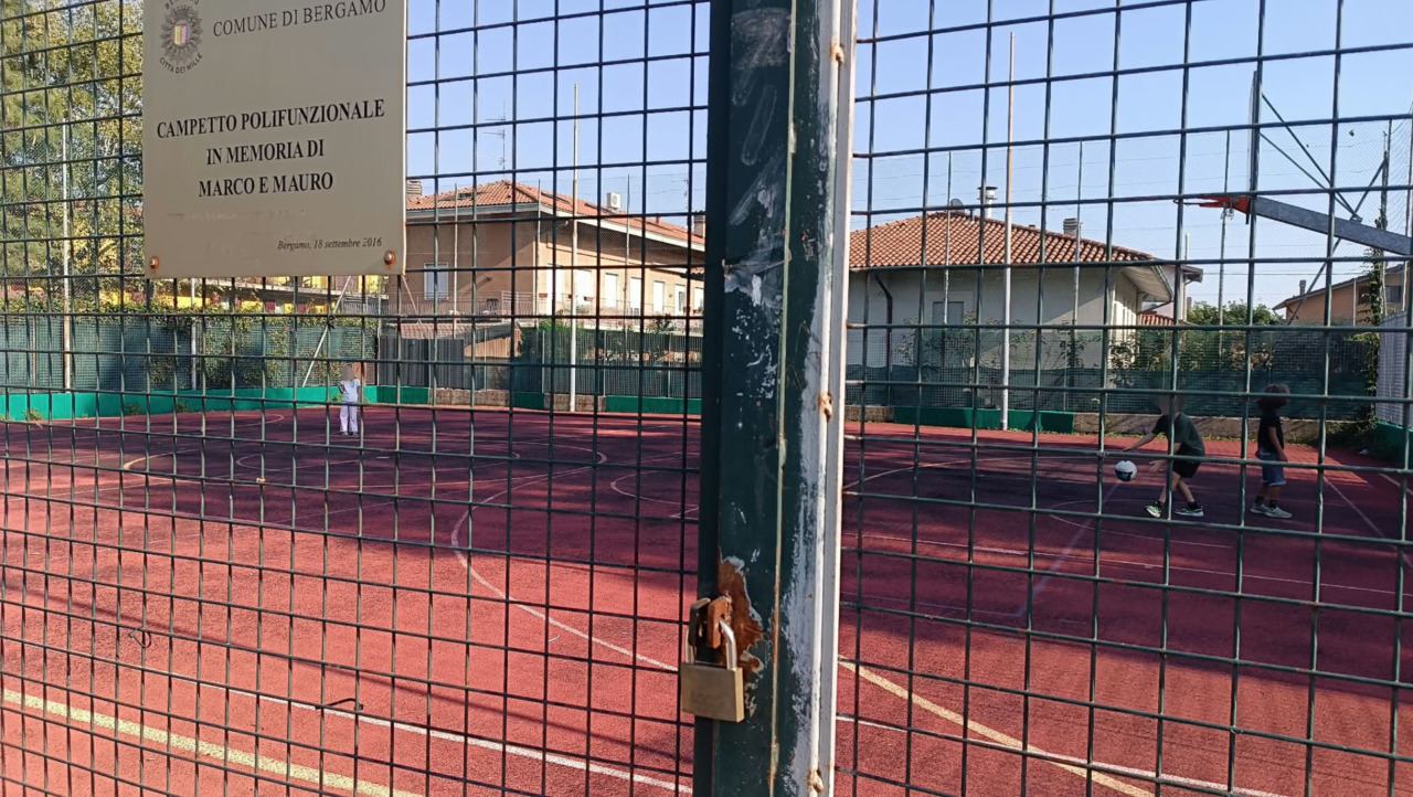 Il campetto di Valtesse è chiuso col lucchetto, ma perché? «Siamo alla ricerca di un gestore»