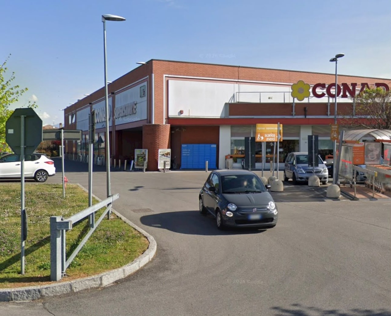 Paura a Cologno: tentano di rubarle la borsa nel parcheggio del Conad, lei si aggrappa all’auto in fuga e viene trascinata