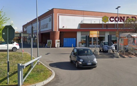 Paura a Cologno: tentano di rubarle la borsa nel parcheggio del Conad, lei si aggrappa all’auto in fuga e viene trascinata