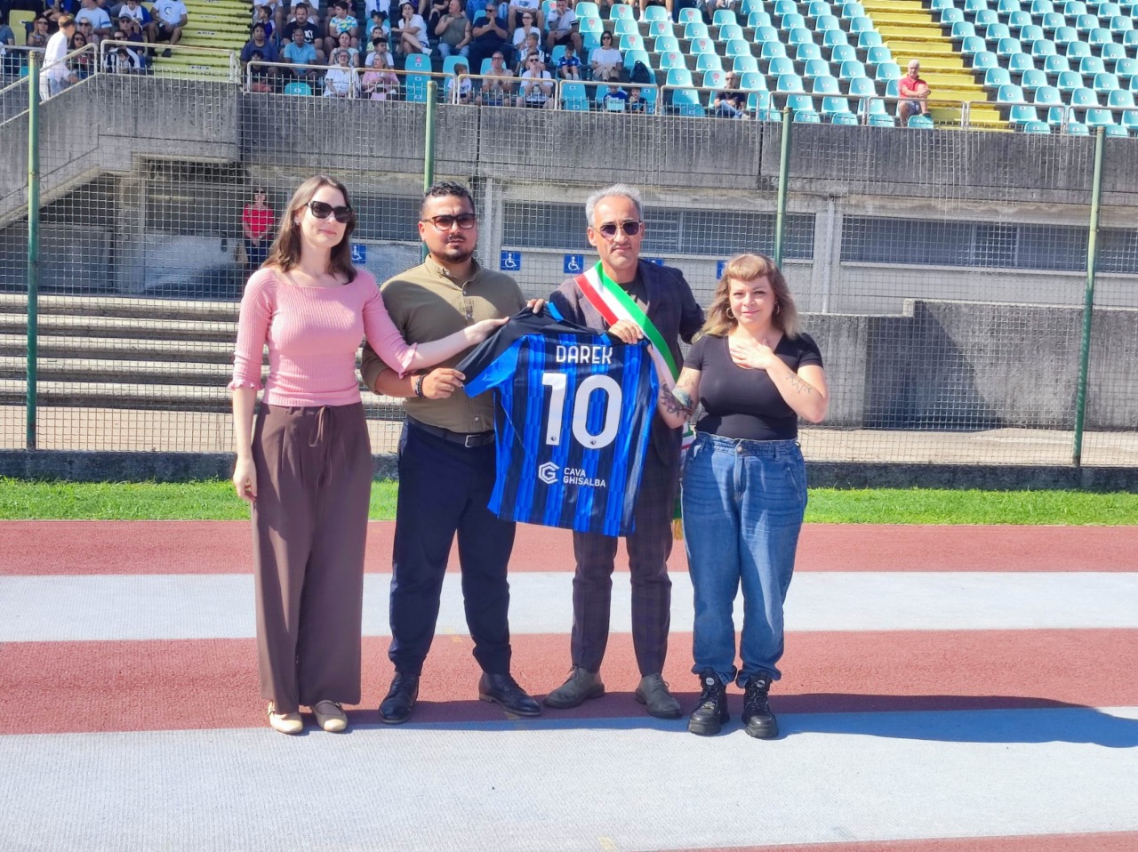 La maglia numero 10 per Darek: a Caravaggio lo stadio si stringe alla famiglia