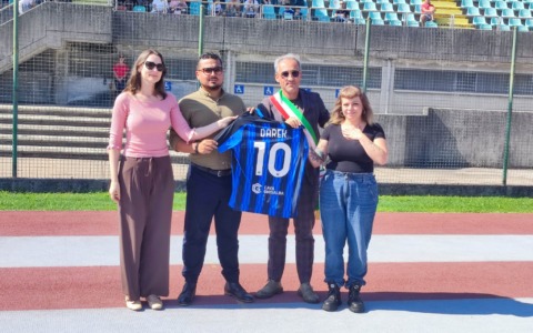 La maglia numero 10 per Darek: a Caravaggio lo stadio si stringe alla famiglia