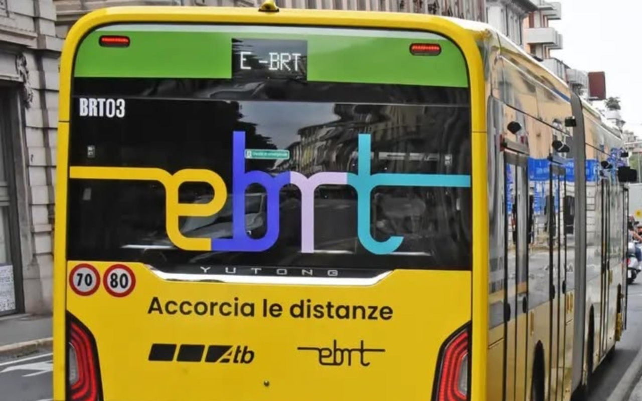 Scuola al via a Bergamo tra code e bus pieni, ma l’e-Brt supera il primo vero stress test