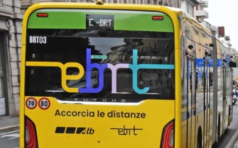 Scuola al via a Bergamo tra code e bus pieni, ma l’e-Brt supera il primo vero stress test