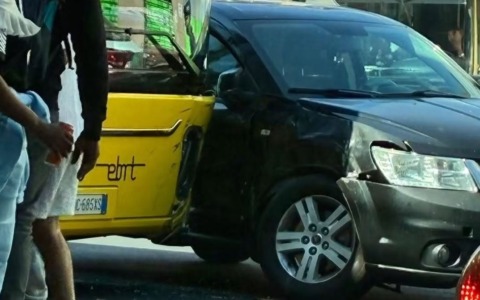Scontro tra un’auto e un e-Brt, primo incidente in città per i nuovi mezzi