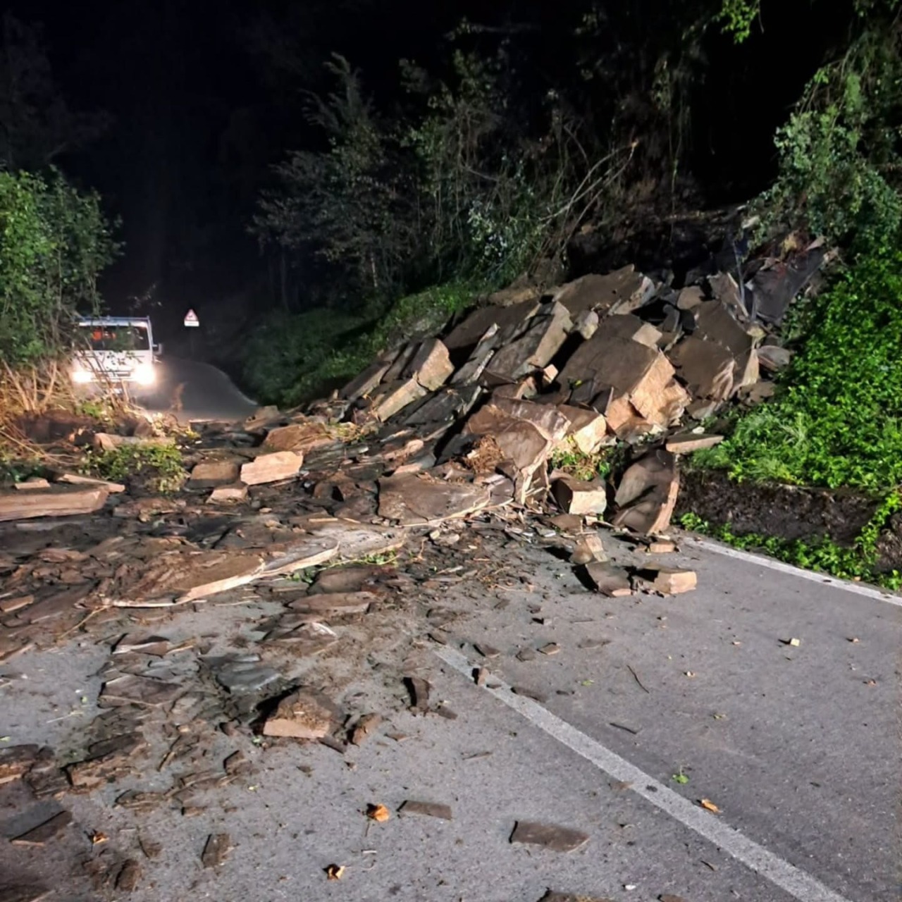 Una frana si è staccata nella notte a Berbenno: strada chiusa all’altezza di Ponte Giurino