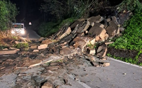 Una frana si è staccata nella notte a Berbenno: strada chiusa all’altezza di Ponte Giurino