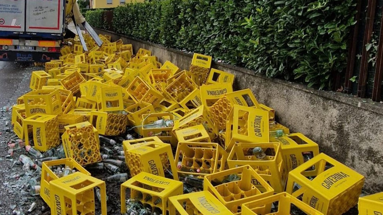 Camion perde il carico a Gorlago: casse e bottiglie di vetro in frantumi sulla strada