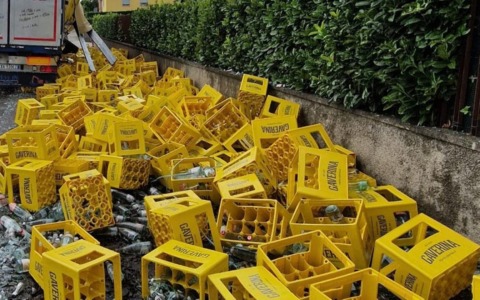 Camion perde il carico a Gorlago: casse e bottiglie di vetro in frantumi sulla strada