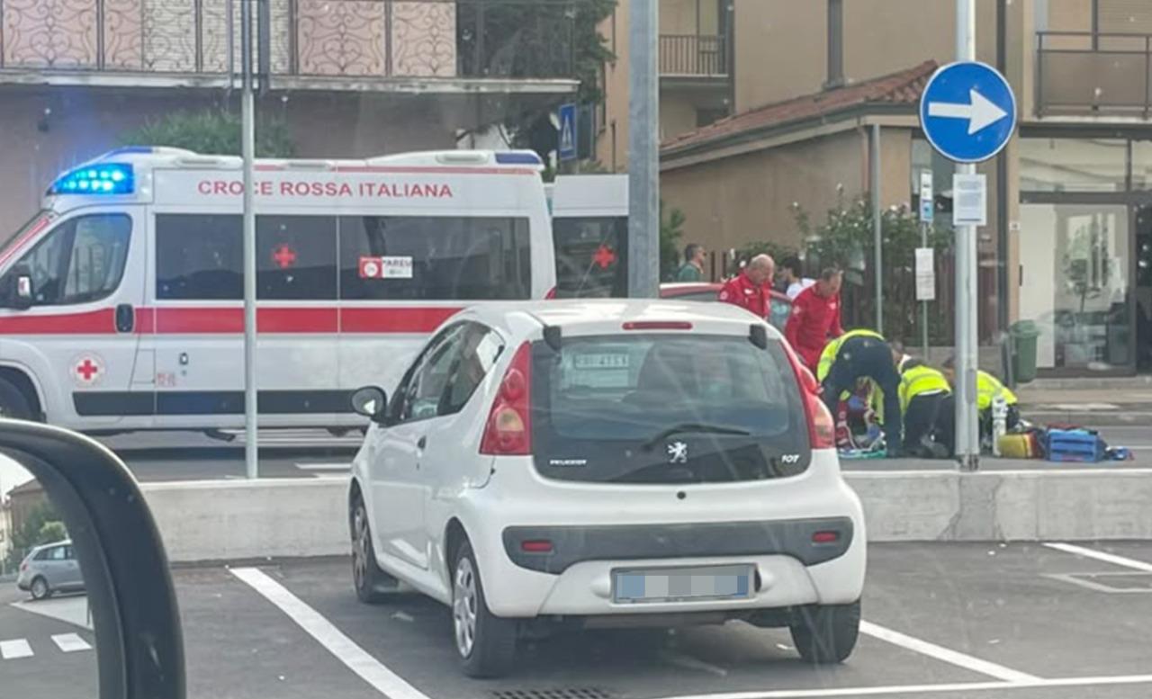 Donna investita da una moto davanti al Lidl di Villa d’Almè: soccorsa in codice rosso, traffico congestionato