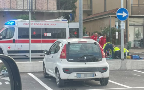 Donna investita da una moto davanti al Lidl di Villa d’Almè: soccorsa in codice rosso, traffico congestionato