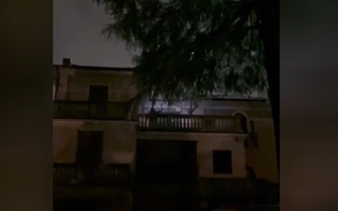 Si barrica su un tetto in via Paleocapa e lancia oggetti contro la polizia: arrestato dopo ore di trattative