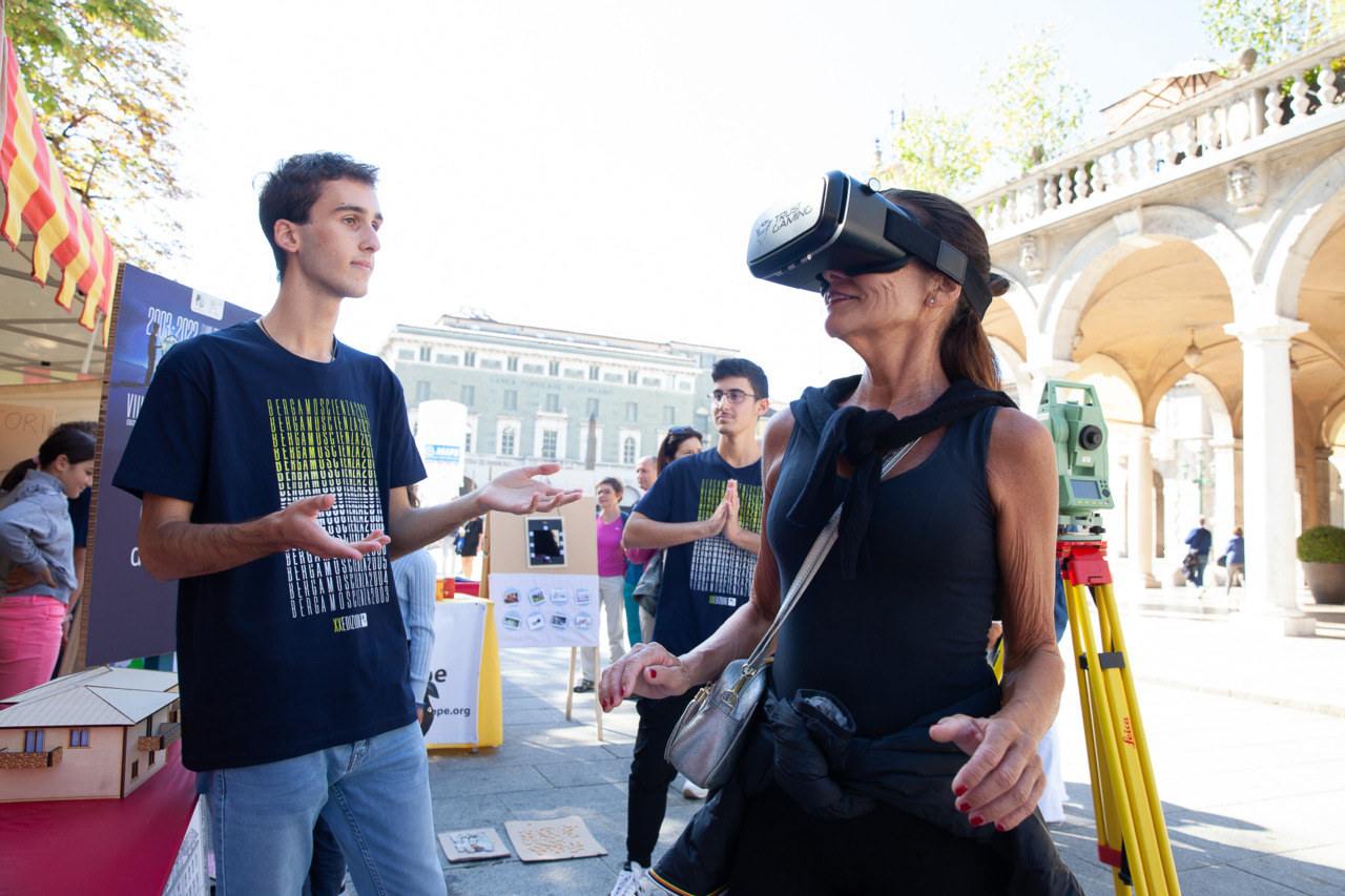 Scienza in piazza: il Sentierone diventa un laboratorio a cielo aperto