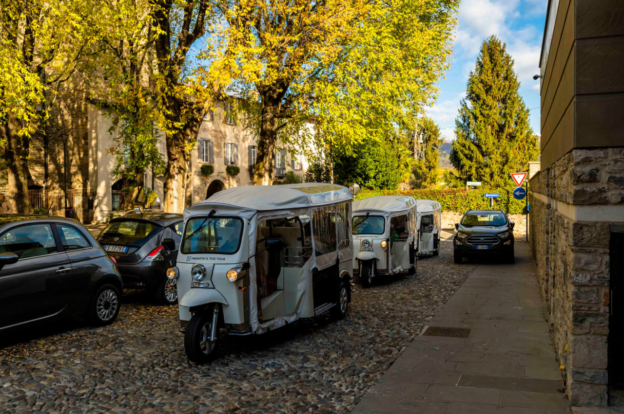 Il caso dei tuk tuk a Bergamo, usati per trasferire i turisti: scatta l’ordinanza del Comune