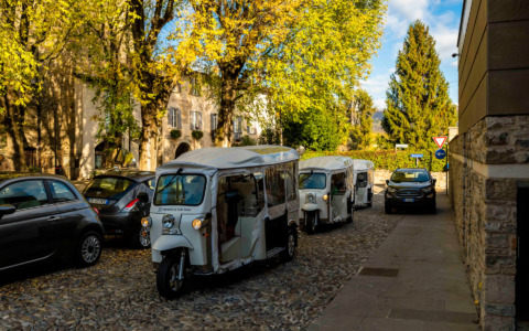 Il caso dei tuk tuk a Bergamo, usati per trasferire i turisti: scatta l’ordinanza del Comune