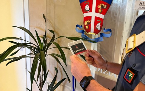 Cerca di truffare una donna a Torre de’ Roveri, ma lei chiama il 112: arrestato 18enne con un falso badge dei carabinieri