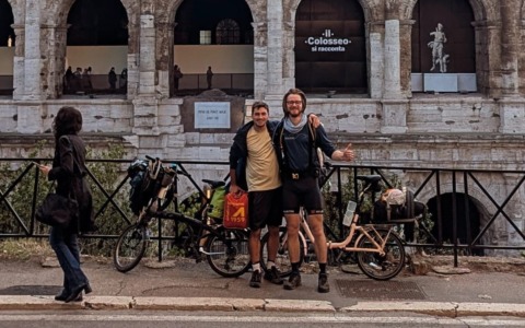 Da Bergamo a Palermo in Graziella: il viaggio lento di Elia e Steven