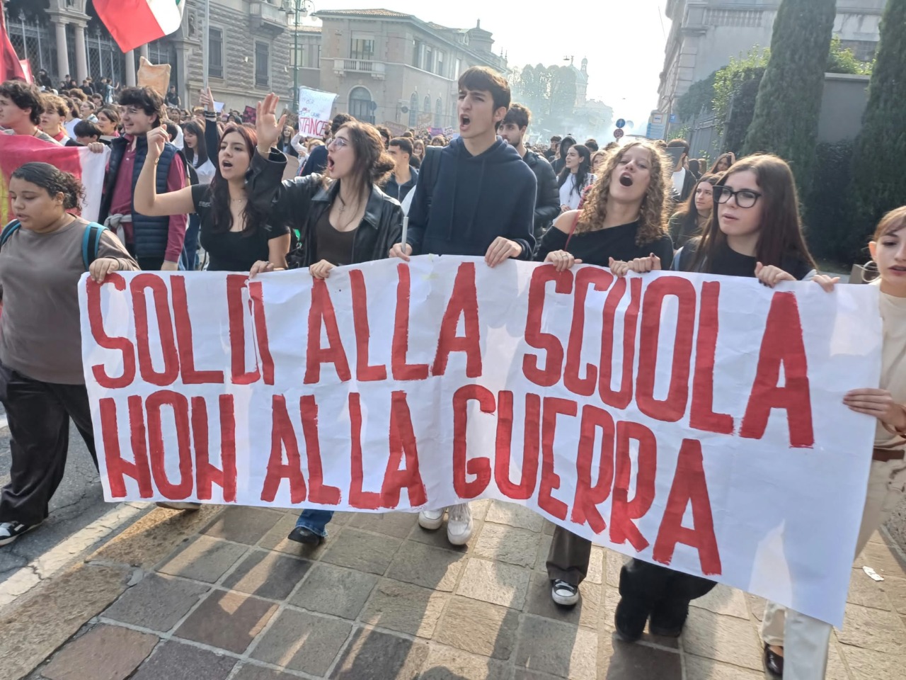 Guerra, scuola e carovita: anche a Bergamo la protesta di centinaia di studenti. Ma non sono mancate le tensioni
