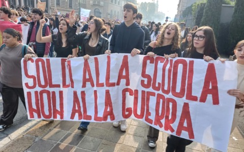 Guerra, scuola e carovita: anche a Bergamo la protesta di centinaia di studenti. Ma non sono mancate le tensioni