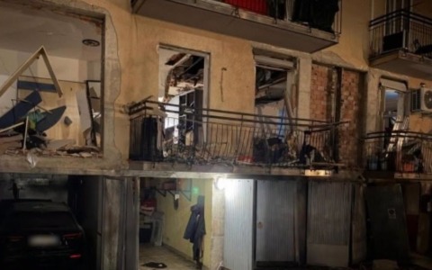 Esplosione nel condominio di via Longo, la Procura ipotizza la strage: «Fuga di gas volontaria»