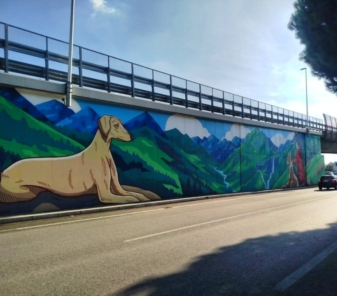 Il murale delle Orobie è già tornato a splendere: subito cancellate le scritte no-vax al Rondò delle Valli