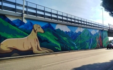 Il murale delle Orobie è già tornato a splendere: subito cancellate le scritte no-vax al Rondò delle Valli